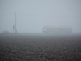 Kinnekulletågets Y32 1412 försvinner in i dimman på sin väg från Göterborg Central till Mariestad
