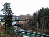 Smok kommer inrullande på järnvägsbron över Dalslands Kanal