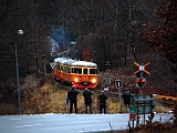 Smok resenärer som vid ett fotostopp i Håverrud får lite bilder på tåget