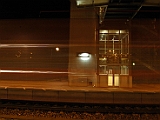 Ett Green Cargo tåg med dubbla Rc lok och stora boxar passerar Öxnered
