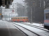 Smoks Julbordståg kör förbi Falköpings Central för att komma in på Spår2 . Dem kommer från Lokstallen i Falköping där dem gjorts klart på morgonen..