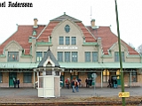 Stationshuset i Mariestad med Järnvägskiosken framför. Fotograf: Mikael Andersson